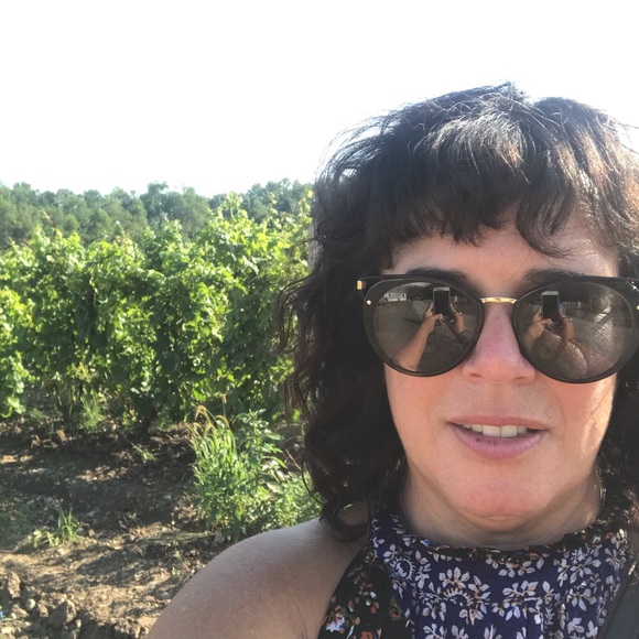 Meet your Posher, Jennifer - Picture 1 of 1